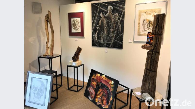 Eindrucksvoll hat die Künstlerfamilie Dick ihre acht Kunstwerke im Schaufenster plaziert. Die Dicks wollen damit auf künstlerische Weise das Thema Weltkrise wegen Coronavirus aufarbeiten und damit Anregungen zum Nachdenken und Innehalten geben. Bild: ubb