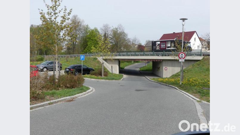 Nach der Zufahrt zum Parkplatz (links) wird künftig eine Schranke die Weiterfahrt unterbinden. Die derzeitigen Verkehrsschilder "Durchfahrverbot, frei für Anlieger" werden durch ein Sackgassenzeichen ersetzt. Bild: rn