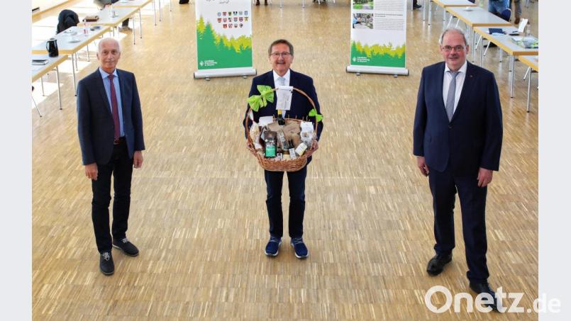 Bürgermeister Hans Donko (Mitte) mit seinen Stellvertretern Peter König (links) und Gottfried Härtl (rechts). Als kleines Dankeschön erhielt Donko einen Geschenkkorb mit erlesenen Produkten aus der Öko-Modellregion Steinwald. Bild: njn