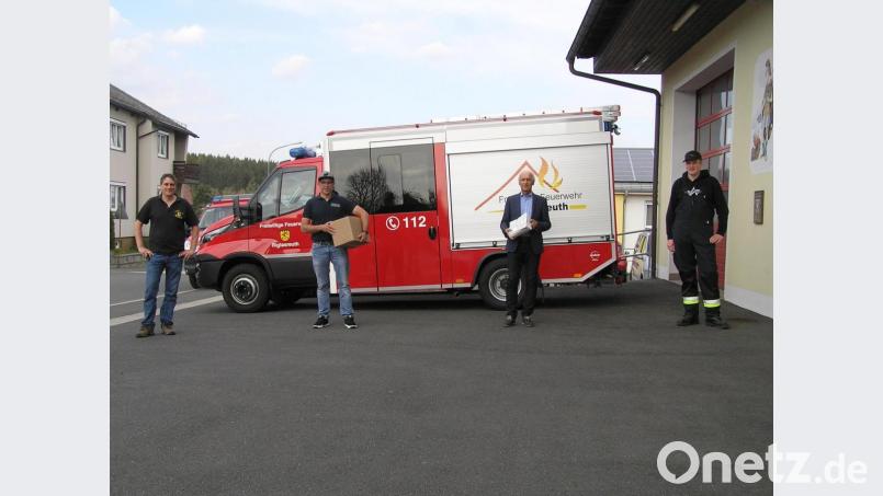 Mitglieder der Ortswehren Neusorg, Riglasreuth und Schwarzenreuth trafen sich mit Bürgermeister Peter König (Zweiter von rechts) am Gerätehaus in Neusorg, um Schutzmasken zur Verteilung an die Haushalte in den Orten abzuholen. Bild: öt