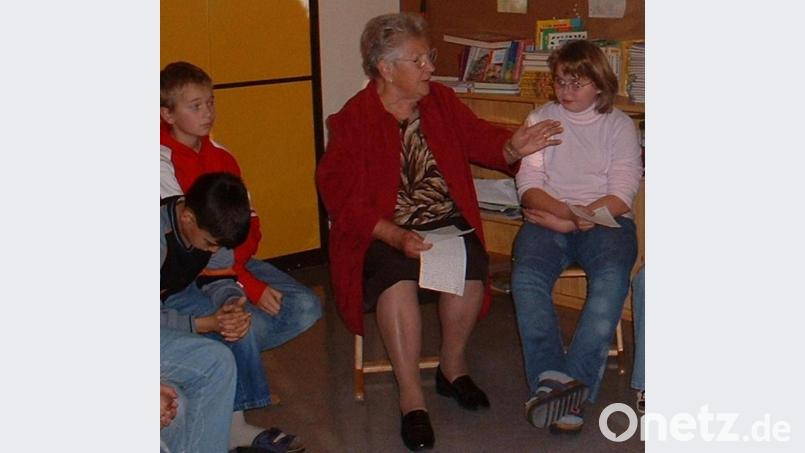 Anni Blecha erzählt in der Altenstädter Schule die spannende Geschichte vom Kriegesende im Ort. Bild: cr
