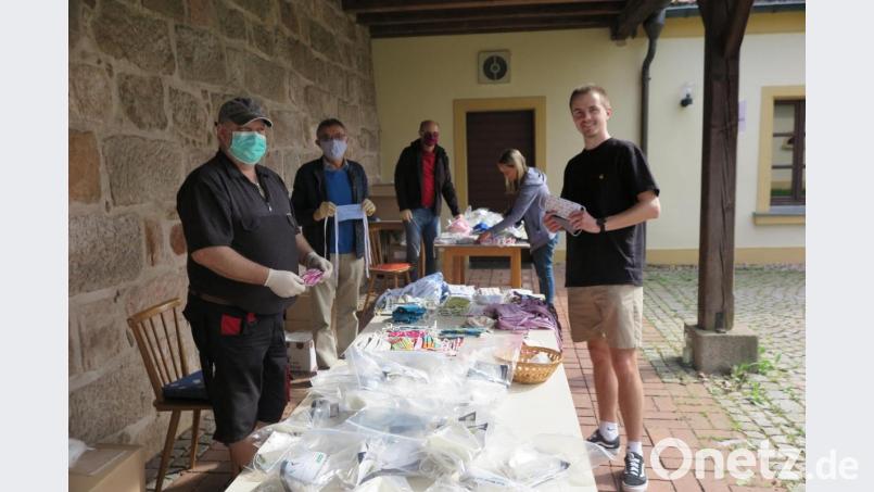 Michael Dötsch, Bürgermeister Josef Etterer und Robert Schraml (von links) verteilten kostenlose Schutzmasken an die Gemeindebürger. Bild: jzk