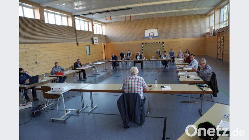 In ungewohnter Umgebung fand die Gemeinderatssitzung statt. Mehr als 1,5 Meter saßen die Räte und Besucher in der Mehrzweckhalle auseinander. Die meisten trugen zusätzlich Mund-Nasen-Schutzmasken Bild: bkr