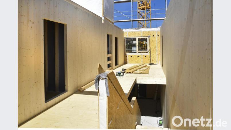 Strahlender Sonnenschein auf der Baustelle: Das derzeitige Wetter und auch schon der vorangegangene milde Winter begünstigen den Baufortschritt. Bild: Petra Hartl