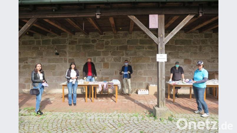 Robert Schraml, Bürgermeister Josef Etterer und Michael Dötsch (hinten von links) verteilten kostenlose Schutzmasken an die Gemeindebürger. Bild: jzk