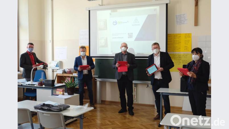 Gemeinsam stellten (von link) der Verwaltungsleiter der Jura-Werkstätten, Christian Schafbauer, der städtische IT-Leiter Werner Weiß, Jura-Werkstätten-Vorsitzender Eduard Freisinger, Oberbürgermeister Michael Cerny und Schulleiterin Maria Schuller die neue Umschaltbox für das „digitale Klassenzimmer“ vor. Bild: Susanne Schwab, Stadt Amberg/exb
