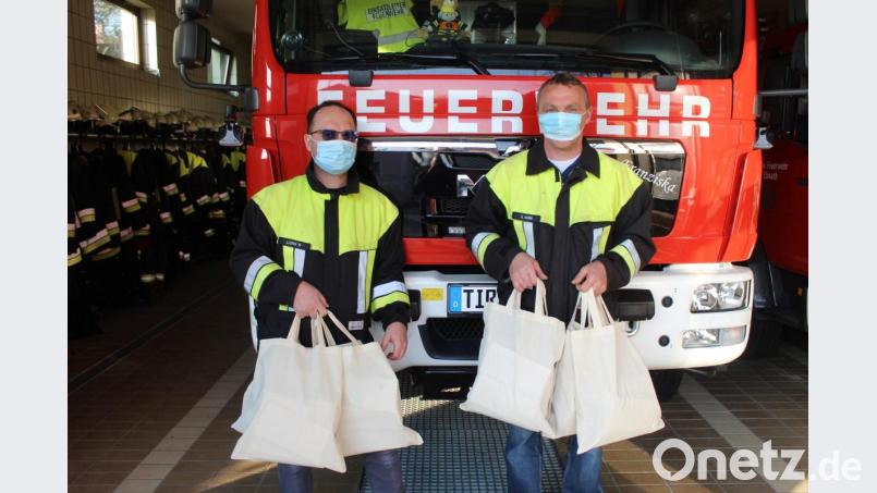 Die beiden Kommandanten Gerhard Horn (rechts) und Michael Knott, die die Verteilung der Schutzmasken organisierten . Bild: soj