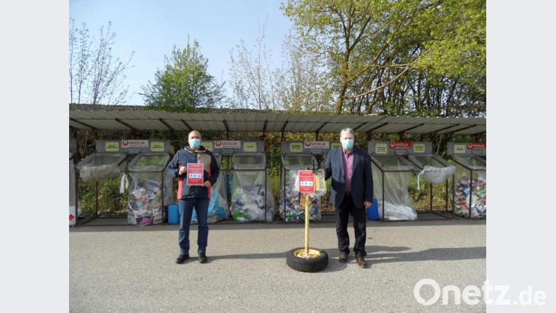 Landrat Richard Reisinger (rechts) und Robert Graf vom Abfallwirtschaftsamt machen es vor. Ab Montag gilt auf allen Wertstoffhöfen im Landkreis Amberg-Sulzbach für Mitarbeiter und Anlieferer strenge Maskenpflicht. Der Zutritt ist dann nur noch mit Schutzmasken erlaubt. Bild: Stephan Schwarzenberger/exb