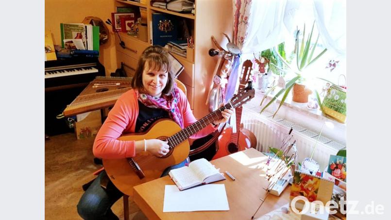 Der Vorsitzenden des Zitherclubs, Heidi Banzer, wird zu Hause nicht langweilig. Denn von der Gitarre über Hackbrett und Zither bis zum Klavier stehen ihr zum &quot;Musikspül´n&quot; viele Instrumente zur Verfügung. Bild: njn