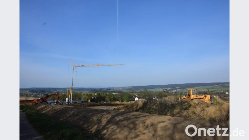 Der erste Kran steht. Erfreut berichtet Bürgermeister Beimler. dass es &quot;endlich los geht am Hirmersbühl&quot;. Bild: fla