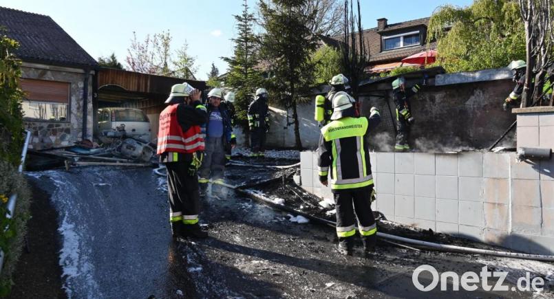 Am Kreuzerweg in Sulzbach-Rosenberg geriet am Samstagnachmittag ein Schuppen und eine Garage in Brand. Bild: gf