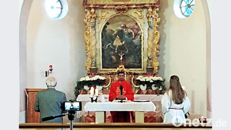 Wegen des Coronavirus findet das Patrozinium der Sassenreuther Filialkirche ohne Gläubige statt. Stattdessen wird der Gottesdienst, den Pfarrer Augustin Lobo zelebriert, per Live-Stream übertragen. Bild: ü