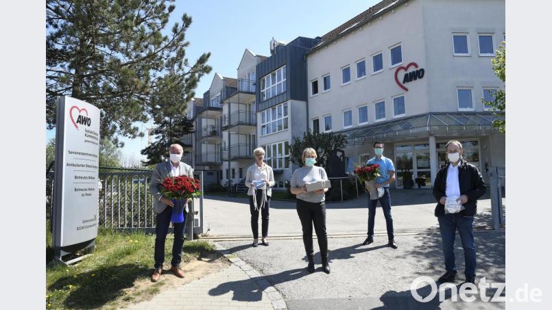 Rote Rosen, Schutz- und Gesichtsmasken für das AWO-Seniorenheim Antonius Kümmersbruck: Bürgermeister Roland Strehl , Barbara Hernes vom Seniorenmosaik (von links) und Geschäftsleiter Wolfgang Roggenhofer (rechts) vom Hauptamt dankten stellvertretend für alle Mitarbeiter AWO-Heimleiterin Andrea Motzel (Mitte) und Leitungs-Trainee Manoel Schmidt für ihre Arbeit. Bild: Petra Hartl