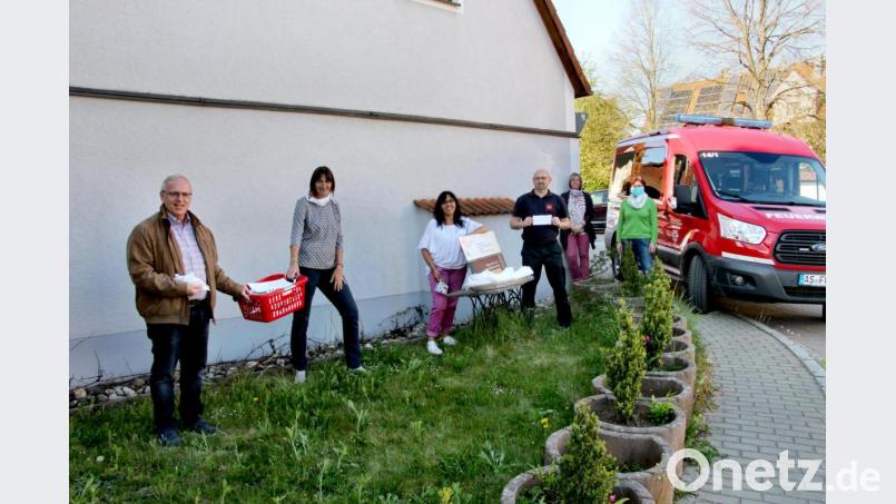 An die Feuerwehren in Neukirchen überreichte Petra Peuker (Dritte von links) mit einem Teil ihrer Helferinnen 130 Stück Mund- und Nasenschutzmasken. Kommandant Manfred Lösch (Dritter von rechts) nahm die Schutzmasken dankbar entgegen. Bürgermeister Winfried Franz (links) lobte das Engagement der Damen. Bild: ds