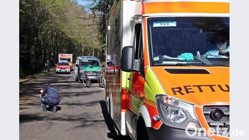Drei Radfahrer krachten auf dem Radweg bei Metzenhof zusammen. Zwei Rettungswagen und eine Notärztin rücken an, um sich um die Verletzten zu kümmern. Bild: jma
