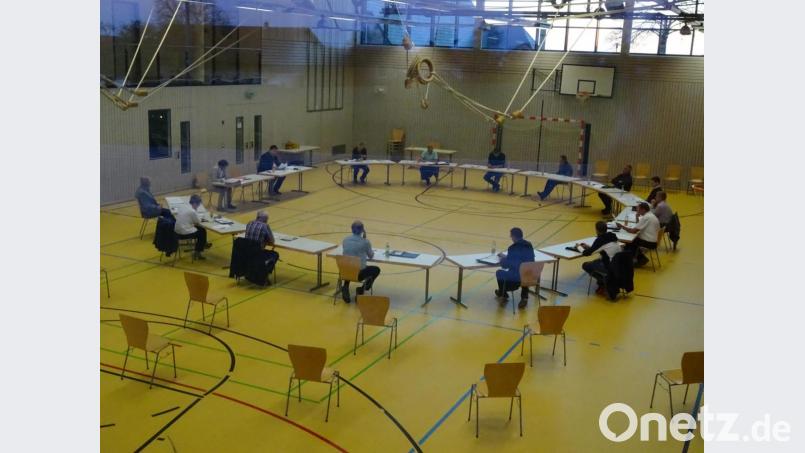 Ansonsten für den Sport genutzt, ist die Dürnsrichter Schulturnhalle in Zeiten der Corona-Pandemie zum Tagungsort für den Gemeinderat geworden: Nüchterne Atmosphäre, leere Zuhörerstühle und ein zwei Meter breiter Sicherheitsabstand zwischen den Plenumsmitgliedern. Wann wieder kommunalpolitischer Alltag einkehrt, steht in den Sternen. Bild: Houschka
