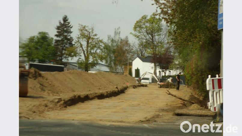 Ein schmaler Pfad wird zu einem exklusiven Geh- und Radweg. Die kombinierte Verbindung zwischen Schulen und Stadthalle ist eine der besonderen Maßnahmen im neuen Haushalt der Stadt - und bereits gestartet.. Bild: fjo