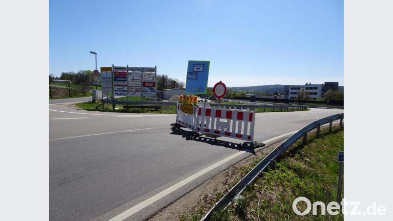 Gesperrt ist derzeit die Zufahrt zum Gewerbegebiet "Am Kalvarienberg". Nach den Restarbeiten soll die Straße spätestens ab Mittwoch wieder befahrbar sein. Bild: hm