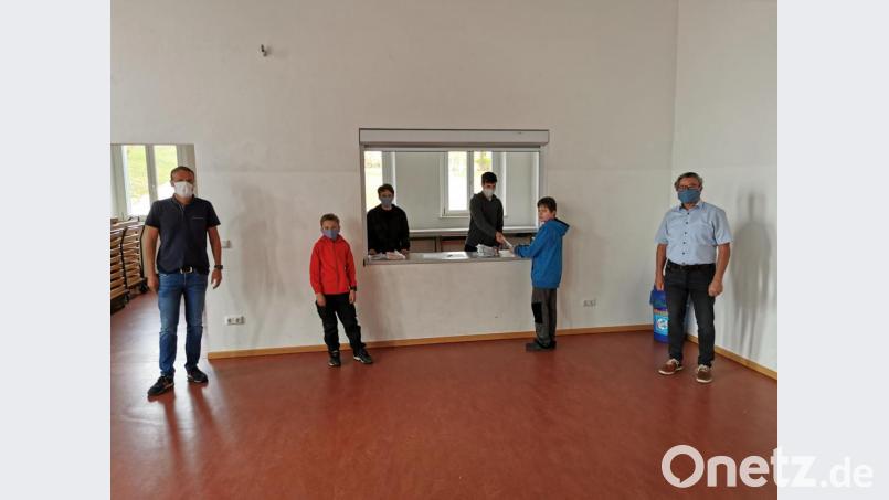 Bürgermeister Reiner Gäbl (rechts) und Fördervereinsvorsitzender Manfred Klug loben die Disziplin der Schüler und das Engagement von Sebastian Rieder und Lukas Dobmeier. Bild: gz