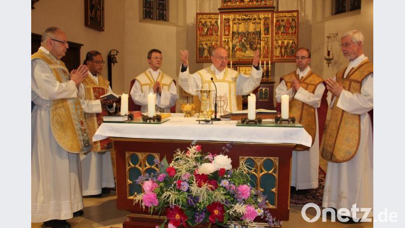 Am 13. Juni vergangenen Jahres feierte Pater Paul Chummar (2. von links) zusammen mit anderen Geistlichen den Monatsdreizehnten in Tirschenreuth. Links neben ihm Stadtpfarrer Georg Flierl, dem er nun einen offenen Brief geschrieben hat. Bild: kro