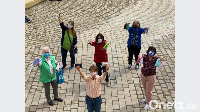 Das Nähteam sorgt mit den selbst genähten Mund-Nasen-Masken für Schutz und unterstützt damit auch noch eine gute Sache: Die Museumsarbeit in Pfreimd. Bild: hm