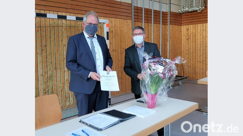 Bei der letzten Gemeinderatssitzung der laufenden Amtsperiode würdigte der Fraktionssprecher der Freien Wähler, Oskar Schuster (rechts), die Leistungen und 24-jährige Tätigkeit von Bürgermeister Gottfried Härtl (links). Da das traditionelle Abschiedsessen nach einer Amtsperiode für die scheidenden Gemeinderäte und den scheidenden Bürgermeister wegen der Coronakrise dieses Mal nicht möglich war, überreichte er vorab ein kleines Präsent für die Ehefrau des Bürgermeisters, Gabi Härtl. Bild: bsc