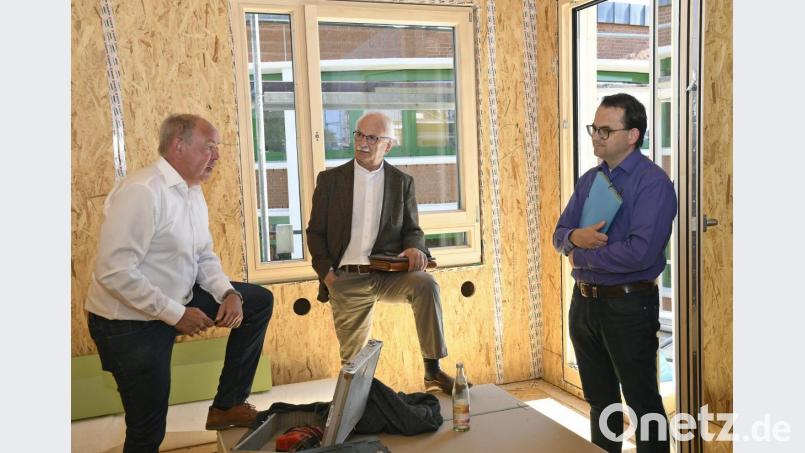 Ortstermin auf der Baustelle: In einer der künftigen Wohnungen sprechen (von links) Bürgermeister Roland Strehl, Herbert und Florian Mirbeth über mögliche Folgen der Coronakrise auf dem Immobilienmarkt. Bild: Petra Hartl