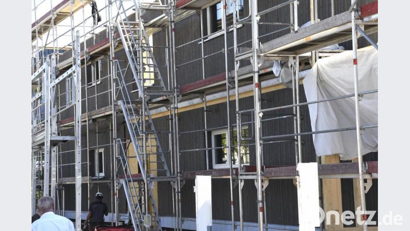 Die Holzbauteile werden in Hemau vorgefertigt und kommen dann per Lkw nach Kümmersbruck, wo sie dann auf- und zusammengebaut werden. Bild: Petra Hartl