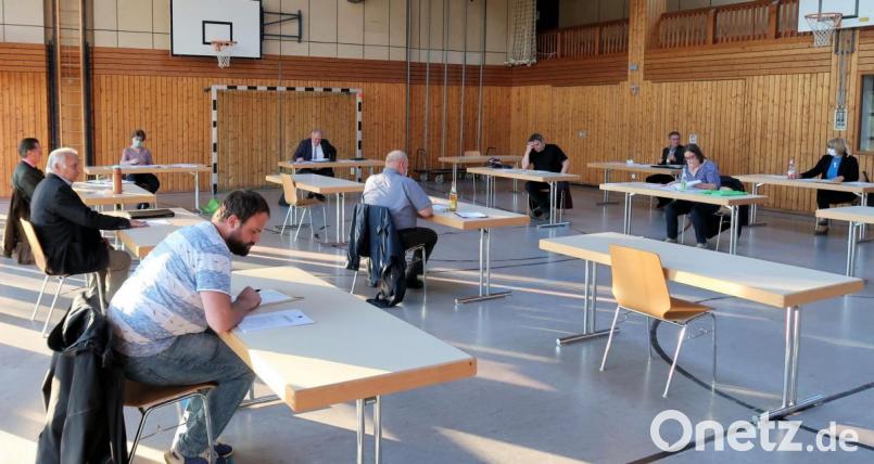 Zum Abschluss der laufenden Amtsperiode tagte er Gemeinderat wegen der Coronakrise in der großen Turnhalle der Steinwaldhalle. Bild: bsc