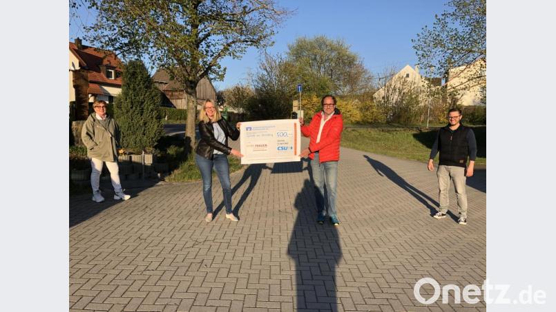 Mit dem aktuell notwendigen Sicherheitsabstand überreichen Ernst Lenk und Markus Dobmeier (von rechts) an FU-Chefin Ariane Heigl (Zweite von links) und FU-Schatzmeisterin Inge Schneider (links) eine Spende der CSU in Höhe von 500 Euro als Startkapital. Bild: du