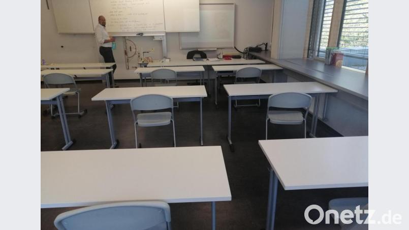 Blick in ein Klassenzimmer des Stiftland-Gymnasium Tirschenreuth. Die Tische sind mit ausreichend Abstand zueinander angeordnet. Im Hintergrund ist Lehrer Tobias Lang zu sehen. Bild: exb