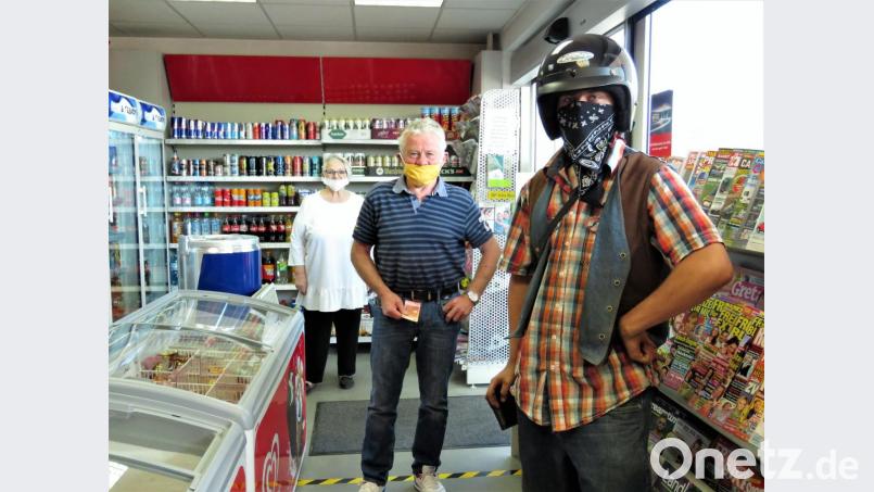 In der Tankstelle in Wiesau stehen am frühen Morgen die Kunden wie die Orgelpfeifen aufgereiht mit Mundschutz und auf Abstand Schlange. Bild: ubb