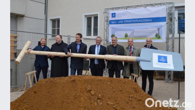 In Schwandorf hat der XXL-Spaten gute Dienste geleistet. Jetzt wird er für den guten Zweck versteigert. Bild: Caroline Kappes