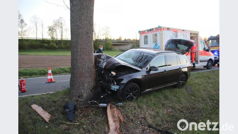 Der VW Passat krachte auf der Kreisstraße bei Schwarzenbach gegen einen Baum. Bild: jma