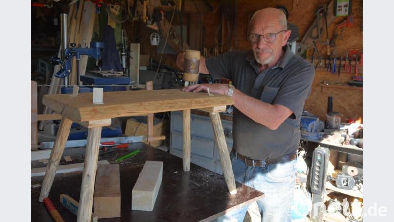Theo Schaumberger in seiner Werkstatt im „Stauderer-Hof“ in Oberteich, derzeit erstellt er für seine Enkelkinder Sitzgelegenheiten. Nach 36 Jahren Arbeit im Mitterteicher Stadtrat scheidet er zum 30. April auf eigenen Wunsch aus. Er hat jetzt noch mehr Zeit für seine Familie und darauf freut er sich. Bild: jr