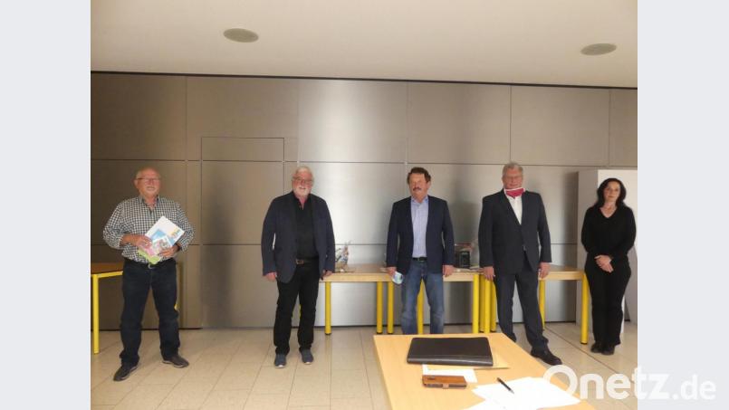 Bürgermeister Peter Lehr verabschiedet (von links) die Stadträte Hans Bscherer, Matthias Haberberger und Ludwig Schneider sowie als Seniorenbeauftragten Udo Müller und als Jugendbeauftragte Karolina Forster. Bild: rn