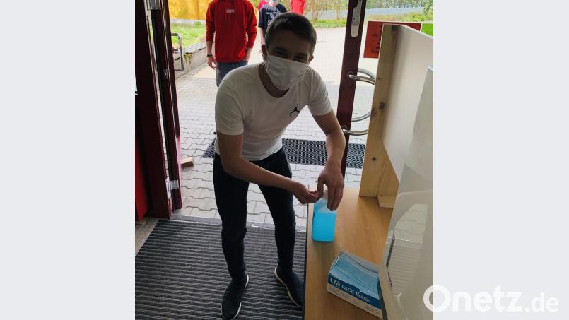 An der Realschule für Knaben in Waldsassen gibt es eine &quot;Hygieneschleuse&quot;. Die Schüler müssen sich vor dem Betreten des Schulhauses die Hände desinfizieren. Bild: exb