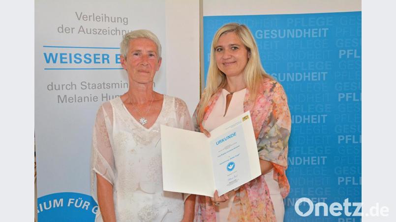 "Sehr stolz hat mich die Würdigung meiner ehrenamtlichen Tätigkeit durch das
Bayerische Staatsministerium für Gesundheit und Pflege mit der Verleihung der
Auszeichnung „Weißer Engel“ durch die Bayerische Gesundheitsministerin Melanie
Huml 2018 gemacht", betont Brigitta Schöner. Bild: ads