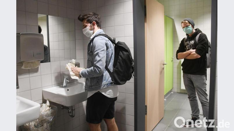 Höchstens zwei Schüler dürfen die Toiletten gleichzeitig benutzen. Gründliches Händewaschen und das Tragen einer Mund-Nasen-Maske sind Pflicht. Bild: Gabi Schönberger