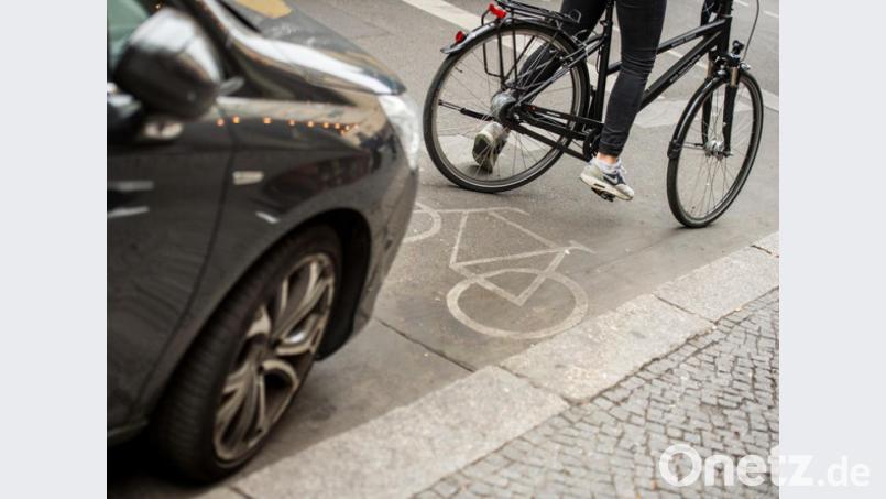 Kostet künftig einen Hunni, der blockierte Radweg: Bild: Alexander Heinl/dpa