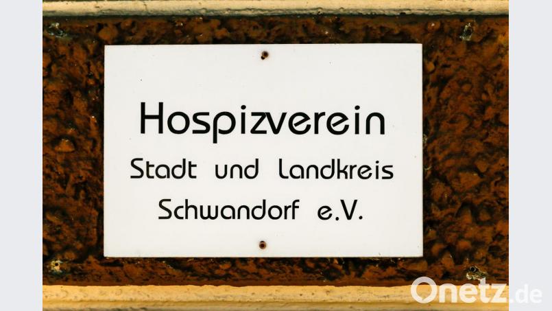 Auch die Arbeit des Hospizvereins (hier das Schild am Büro-Eingang an der Brauhausstraße 9 in Schwandorf) ist von der Coronakrise betroffen. Die Sterbe- und Trauerbegleiter stehen aber weiter zur Verfügung. Bild: Hösamer