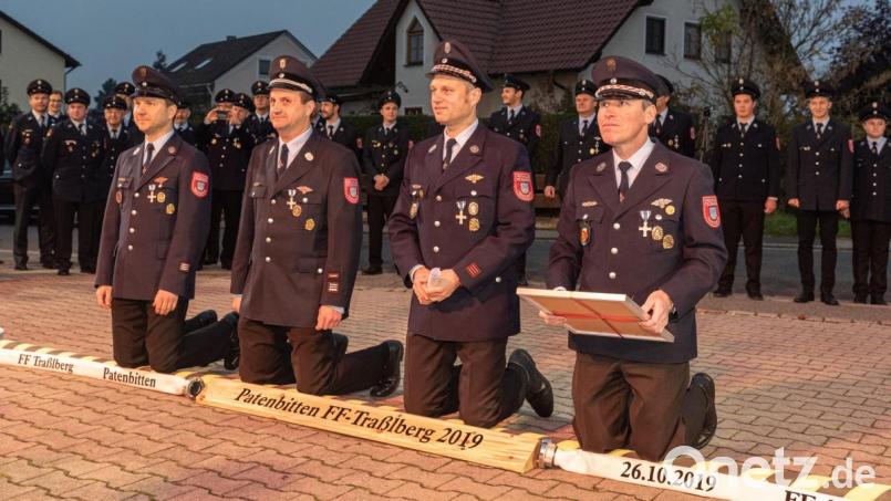 Ganz umsonst war der Kniefall der Verantwortlichen beim Patenbitten nicht. Auch wenn das Fest in diesem Jahr ausfallen muss, so holen die Traßlberger ihr Jubiläum im kommenden Jahr gemeinsam mit dem SVL Traßlberg nach. Archivbild: chl