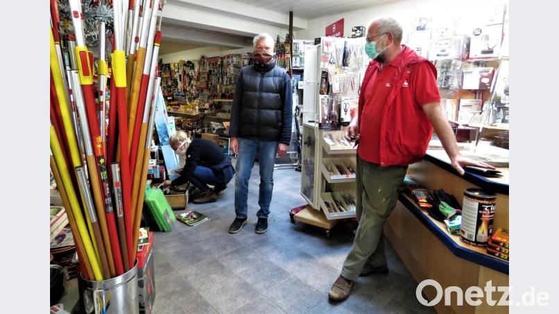 Stefan Bayreuther (links) unterhält sich mit Franz Hackl über Corona und den nun erforderlichen Mundschutz. Bayreuther freut sich über durchwegs disziplinierte Kunden, die alle Maßnahmen einhalten. Bild: ubb