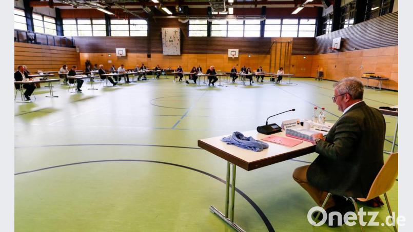 Die letzte Stadtratssitzung der laufenden Amtsperiode musste - der Corona-Gefahr geschuldet - in der Oberpfalzhalle stattfinden. Oberbürgermeister Andreas Feller dankte abschließend für die gute Zusammenarbeit. Die ausscheidenden Räte werden noch in festlichem Rahmen verabschiedet - wenn es irgendwann die Umstände zulassen. Bild: Hösamer