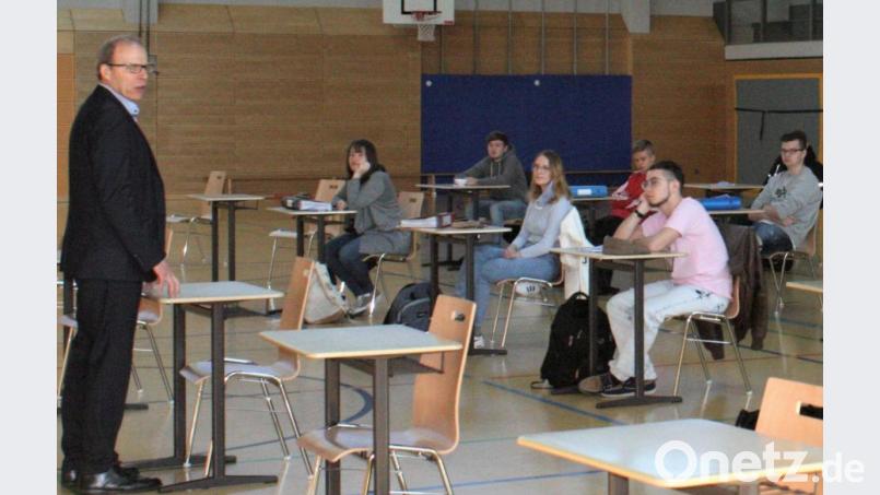 Nach sechswöchiger Zwangspause kehren 29 Abiturientinnen und Abiturienten ans Ortenburg-Gymnasium zurück, wo sie von Schulleiter Ludwig Pfeiffer in der Sporthalle empfangen werden. Bild: lg