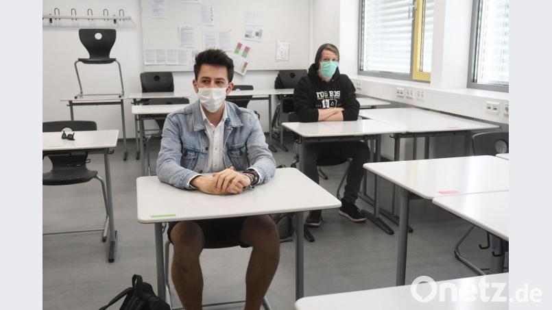 Abstand ist oberstes Gebot: Die beiden Abiturienten der FOS/BOS in Weiden, Dominik Hopperdietzel (links) und Ralph Zeitler, berichten über den ersten Schultag unter Corona-Bedingungen. Bild: Gabi Schönberger
