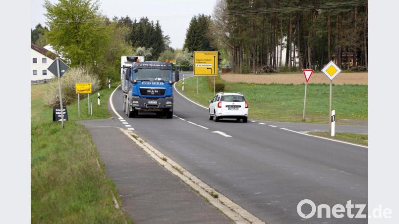 Für die Fußgänger ist es nicht ungefährlich, zu den außenliegenden Häusern von Immenreuth an der Staatsstraße 2177 zu kommen, dort wo auch die Arztpraxis Kohlschmidt ist. Besonders kritisch wird es im Winter, wenn Schnee ein Ausweichen auf das Bankett nicht mehr ermöglicht Bild: bkr