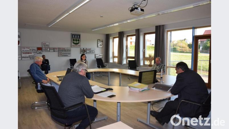 Sehr übersichtlich war die Anzahl der anwesenden Personen bei der Marktratssitzung. nur Bürgermeister Josef Beimler (rechts) und die Fraktionssprecher Martin Troidl (2.v.links), Michael Steiner (links) und Georg Bocka (2.v.re) saßen mit Kämmerin Sabine Grötsch (3.v.re.) am runden Tisch zusammen. Bild: fla