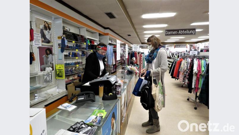 Im Wäschehaus Wettinger bedient Lisa Wettinger eine Kundin mit einem Tuch als Mundschutz. Die Kundin hat bereits ein selbst genähtes Teil. Bild: ubb