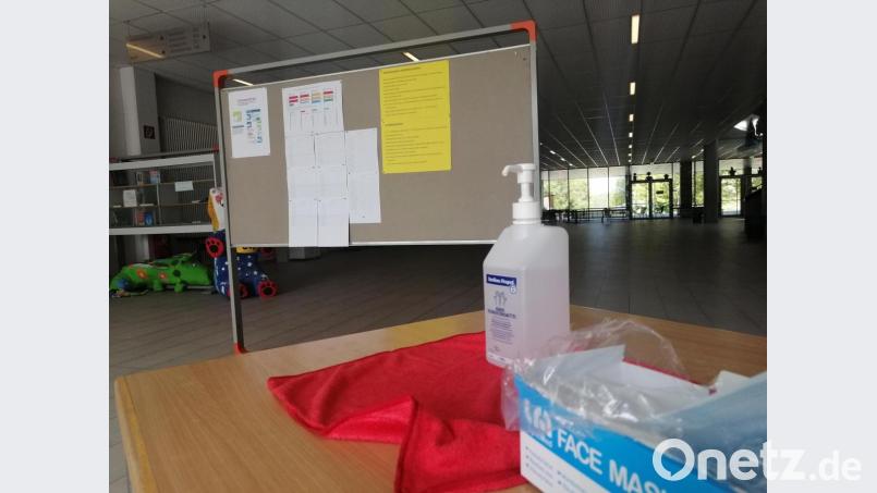 Im Eingangsbereich des Stiftland-Gymnasium Tirschenreuth stehen Mund-Nase-Masken, Desinfektionsmittel und eine Informationstafel mit den Plakaten zu den Verhaltensregeln. Bild: exb